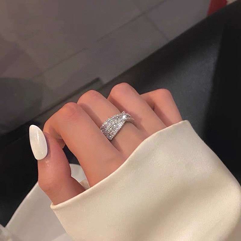 Anillo de Plata 925 Unisex Ajustable con Diamantes Incrustados – Estilo Geométrico Simple 1 Anillo de Plata 925 Unisex Ajustable con Diamantes Incrustados – Estilo Geométrico Simple