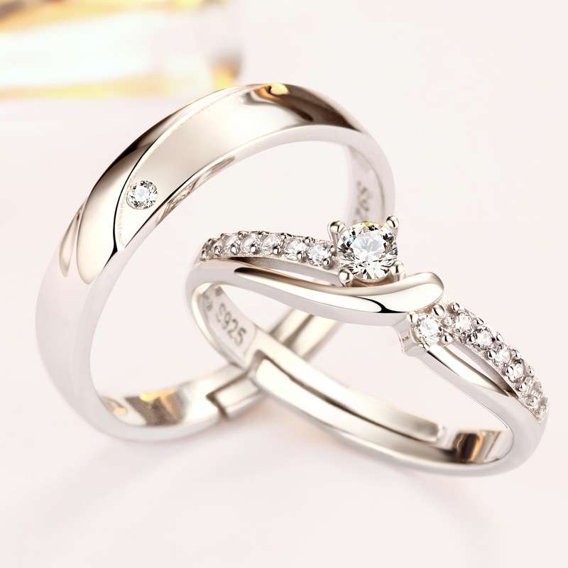 Anillo de Pareja Simple en Plata 925 con Incrustación de Diamante – Couple Ring Elegante en Oro Blanco para Hombre y Mujer 1 Anillo de Pareja Simple en Plata 925 con Incrustación de Diamante – Couple Ring Elegante en Oro Blanco para Hombre y Mujer